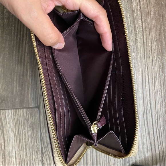 Gently used coach wallet 💯 authentic - Picture 5 of 9